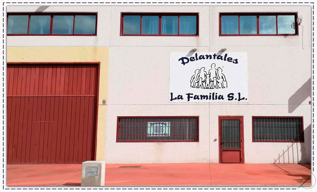 nave exterior delantales familia portada - Contacto -