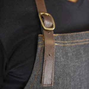 Delantal vaquero negro con hebilla